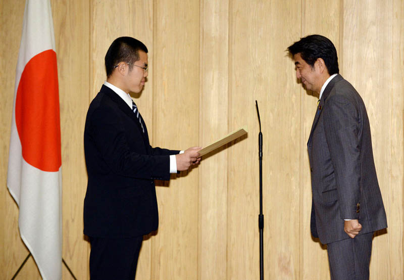 Синдзо Абэ вручил почетную грамоту китайскому студенту, спасшему японского мальчика (4)