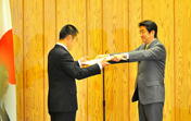 Синдзо Абэ вручил почетную грамоту китайскому студенту