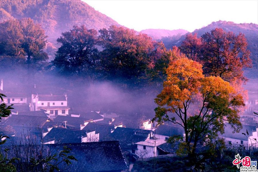 Уюань стал одной из 10 самых популярных туристических зон в Китае, где можно любоваться осенними пейзажами