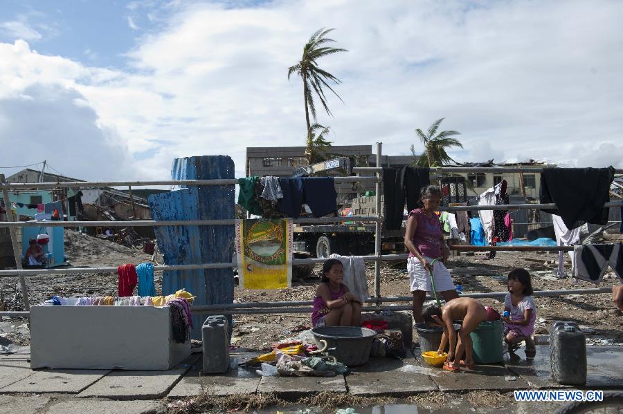 В результате тайфуна "Хайянь" на Филиппинах уже погибли 2357 человек (3)