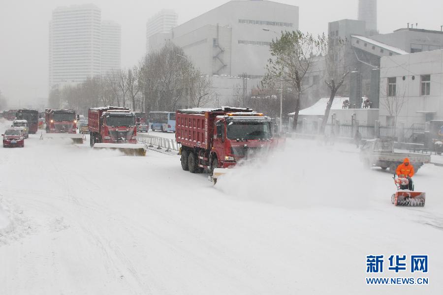 В Северо-Восточном Китае из-за снегопада парализовано движение транспорта