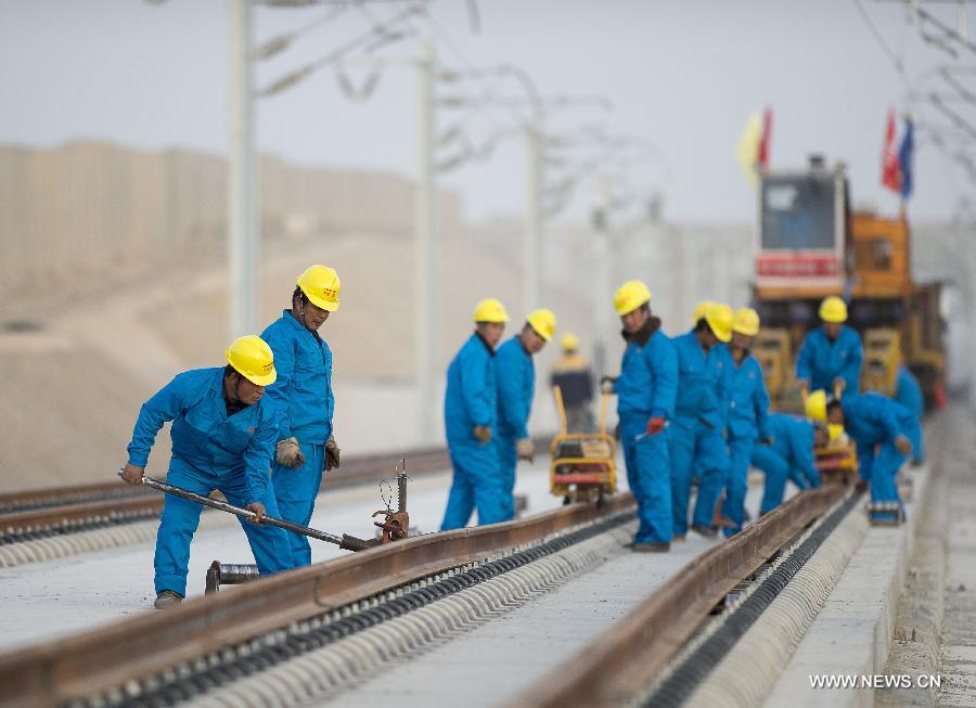 Завершились путеукладочные работы первой в Синьцзяне скоростной железной дороги