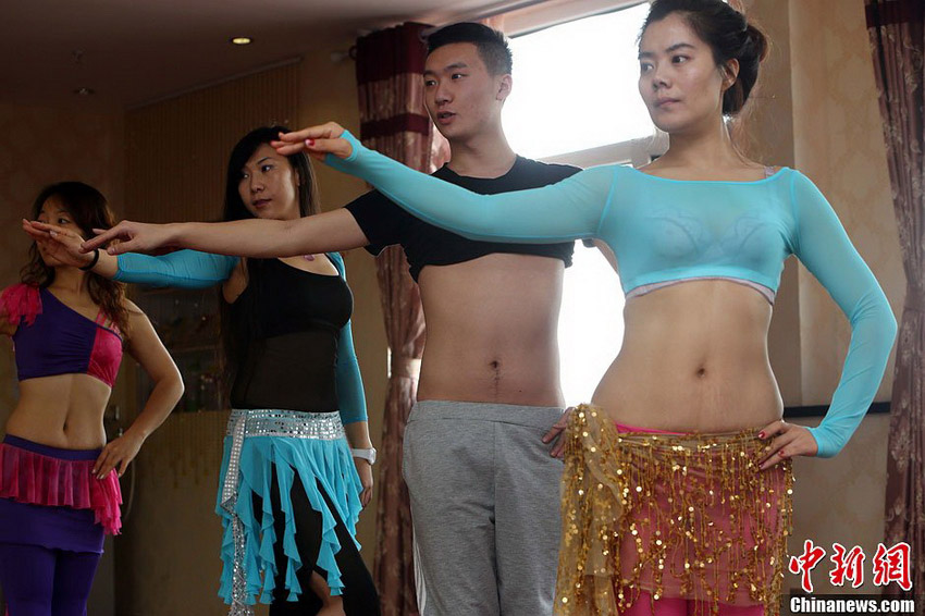 Молодой тренер из Тайюаня учит девушек танцу живота (2)