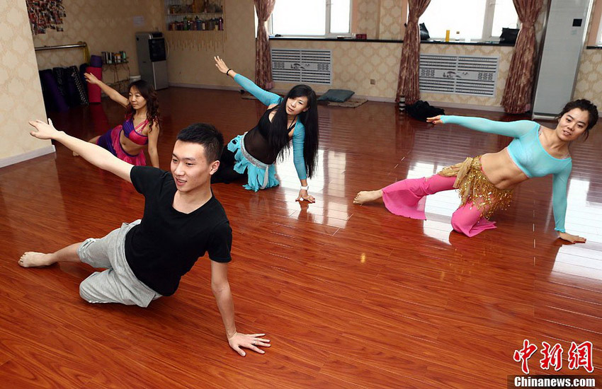 Молодой тренер из Тайюаня учит девушек танцу живота (6)