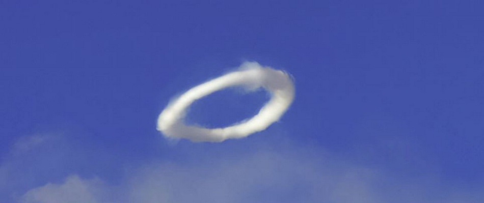 Итальянский вулкан выбросил пар в форме идеального кольца