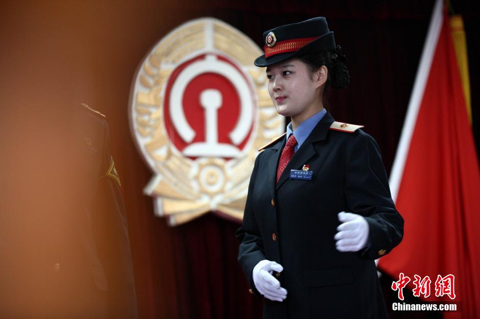 Проводницы города Циндао показались в униформе (10)