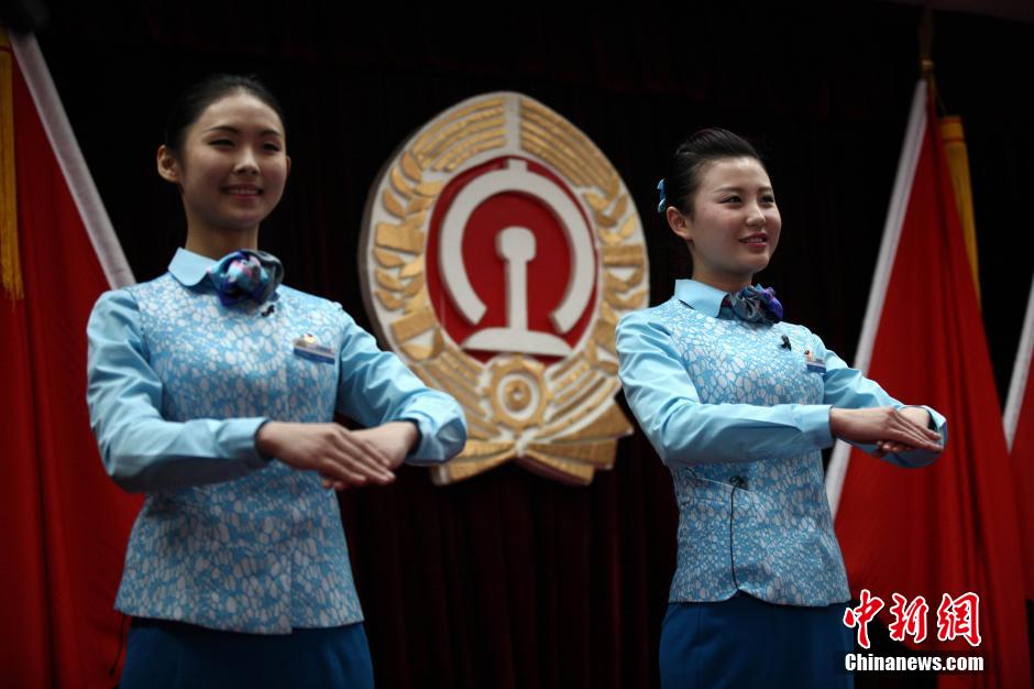 Проводницы города Циндао показались в униформе (5)