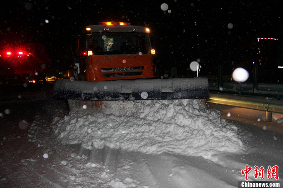 Количество снега в Урумчи за 12 часов достигло 13,4 мм (4)