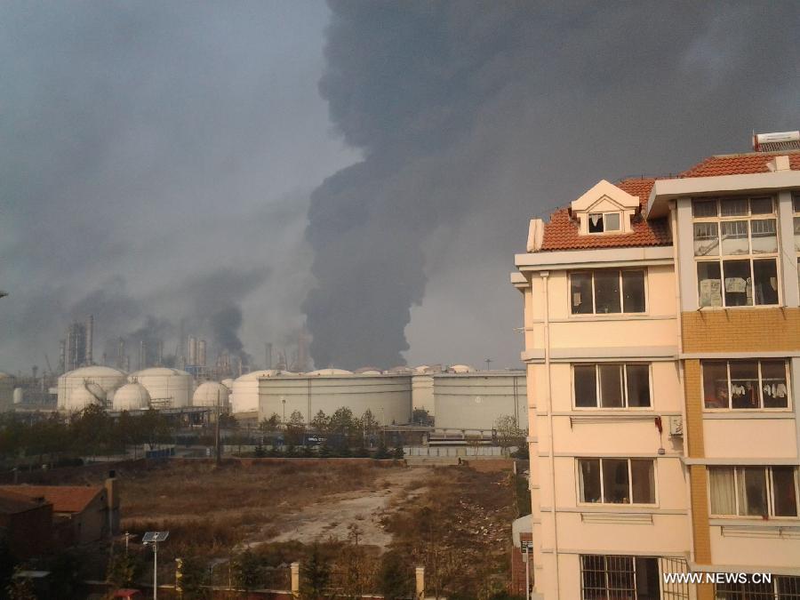Число жертв пожара на нефтепроводе в городе Циндао возросло до 22 человек (6)
