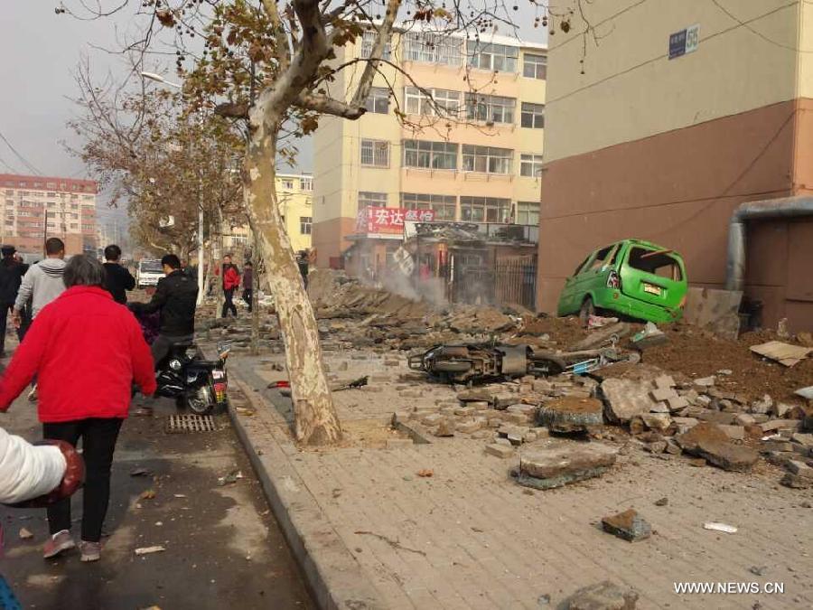 Число жертв пожара на нефтепроводе в городе Циндао возросло до 22 человек (4)