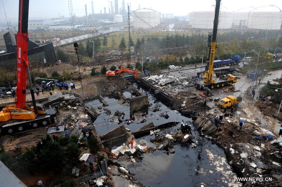 В результате взрыва на нефтепроводе в Циндао погибли 52 человека (14)