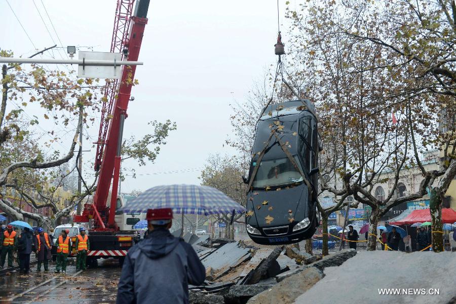 В результате взрыва на нефтепроводе в Циндао погибли 52 человека (4)