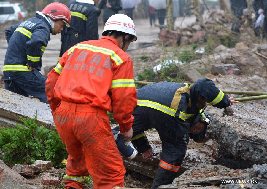 В результате взрыва на нефтепроводе в Циндао погибли 52 человека (11)