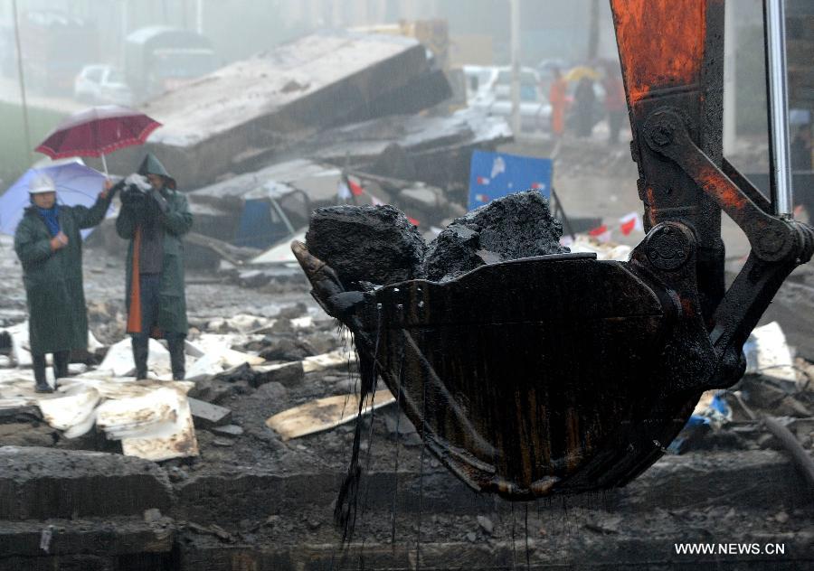 В результате взрыва на нефтепроводе в Циндао погибли 52 человека (9)
