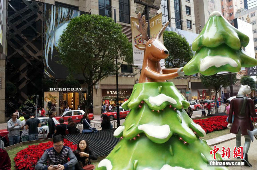 На «Таймс-сквер» в Сянгане появился забавный «рождественский лес» (2)