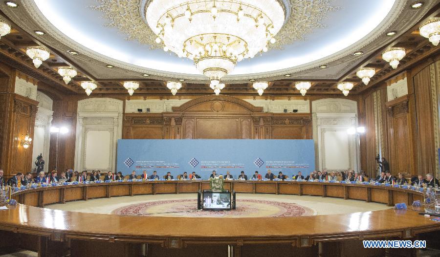 Ли Кэцян выступил в Бухаресте с предложениями по дальнейшему сотрудничеству между Китаем и странами Центральной и Восточной Европы (3)