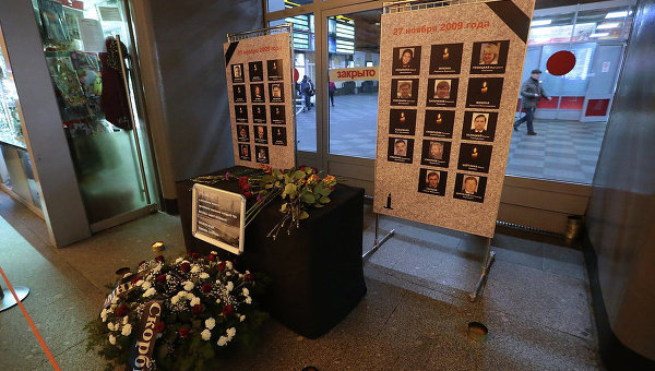 На вокзалах Москвы и Санкт-Петербурга почтили память жертв теракта на поезде "Невский экспресс"