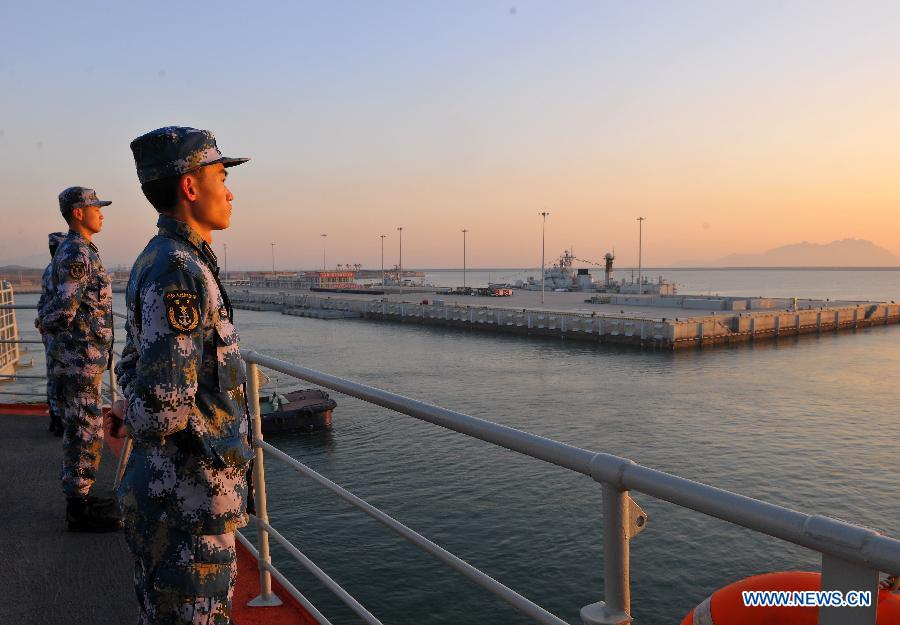 Первый китайский авианосец "Ляонин" впервые зашел в военный порт города Санья