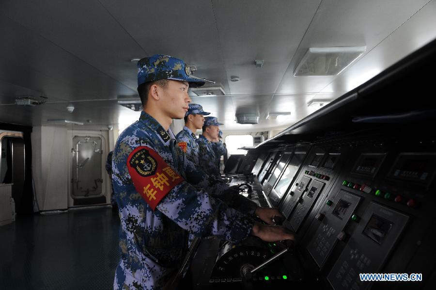 Первый китайский авианосец "Ляонин" впервые зашел в военный порт города Санья (4)