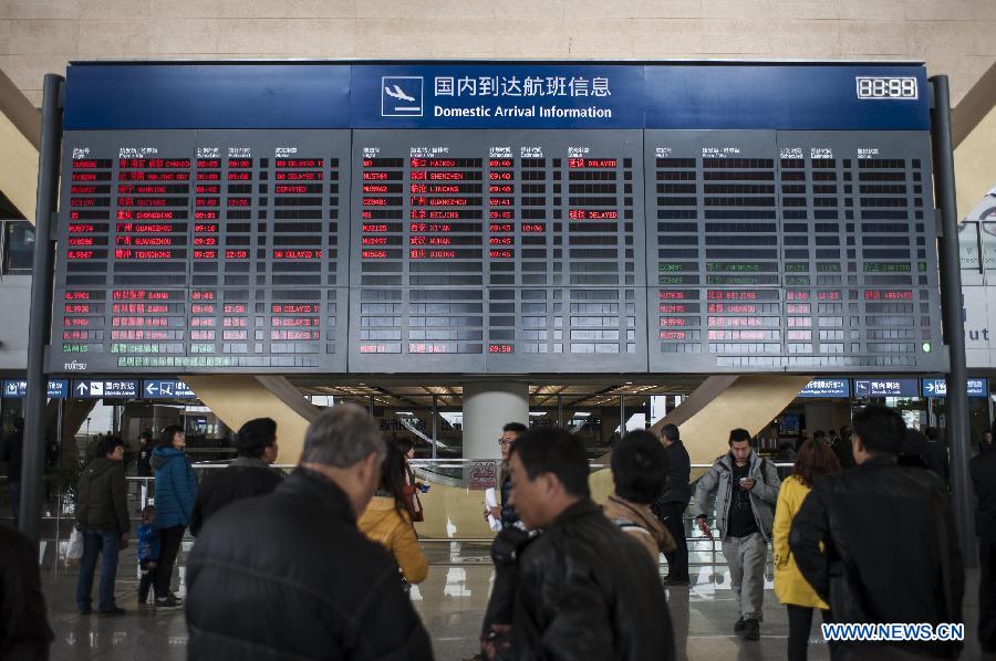 В аэропорту "Чаншуй" города Куньмин из-за сильного тумана более 12 тыс пассажиров вынуждены ожидать своих рейсов (5)