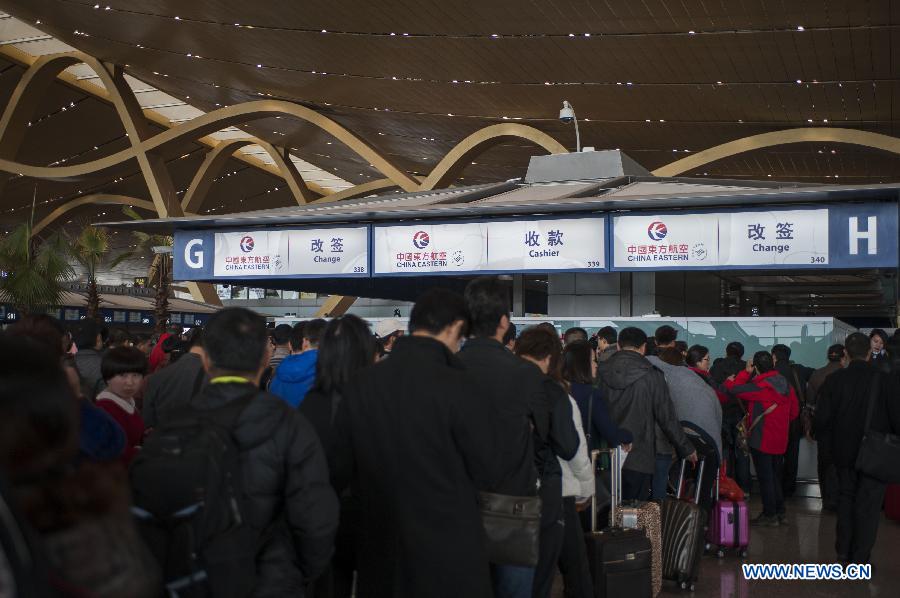 В аэропорту "Чаншуй" города Куньмин из-за сильного тумана более 12 тыс пассажиров вынуждены ожидать своих рейсов (2)