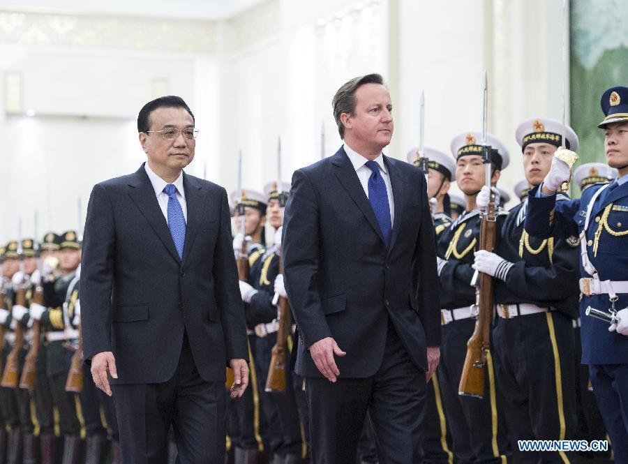 Ли Кэцян устроил церемонию встречи в честь премьер-министра Великобритании Дэвида Кэмерона