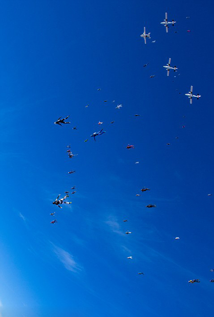 Мировой рекорд: 65 женщин прыгнули с парашютом с высоты 5000 м (6)