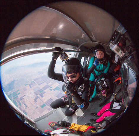 Мировой рекорд: 65 женщин прыгнули с парашютом с высоты 5000 м (9)