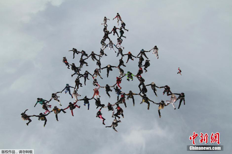 Мировой рекорд: 65 женщин прыгнули с парашютом с высоты 5000 м (8)
