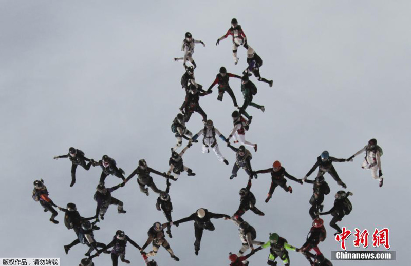 Мировой рекорд: 65 женщин прыгнули с парашютом с высоты 5000 м (10)