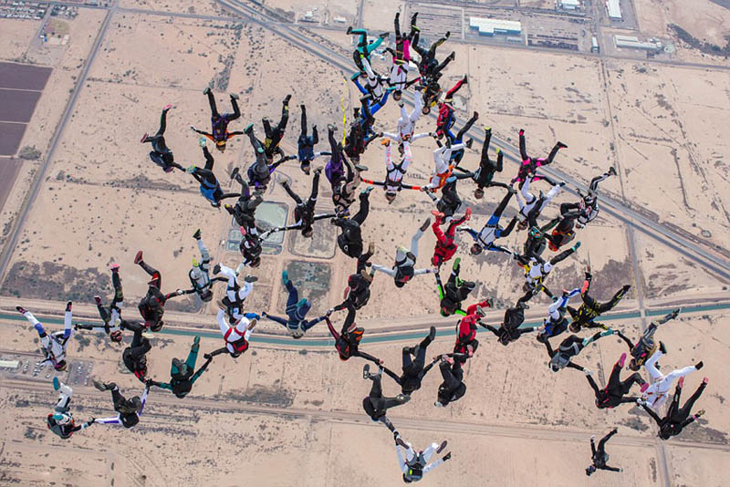 Мировой рекорд: 65 женщин прыгнули с парашютом с высоты 5000 м (11)