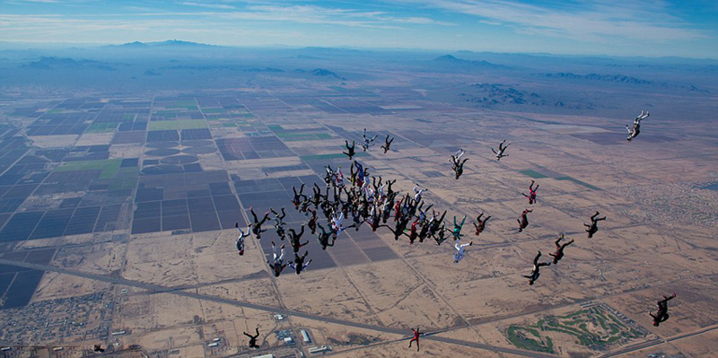 Мировой рекорд: 65 женщин прыгнули с парашютом с высоты 5000 м