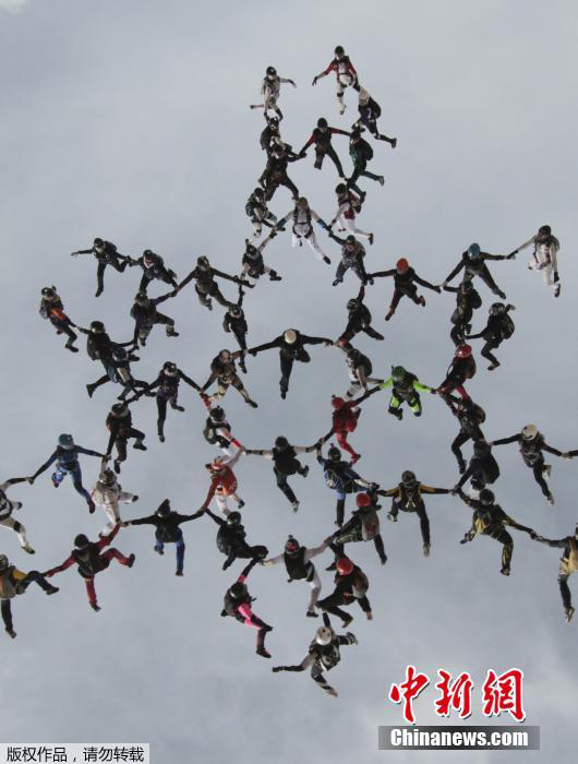 Мировой рекорд: 65 женщин прыгнули с парашютом с высоты 5000 м (4)