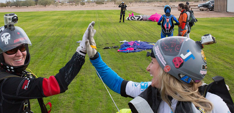 Мировой рекорд: 65 женщин прыгнули с парашютом с высоты 5000 м (7)