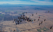 Мировой рекорд: 65 женщин прыгнули с парашютом с высоты 5000 м