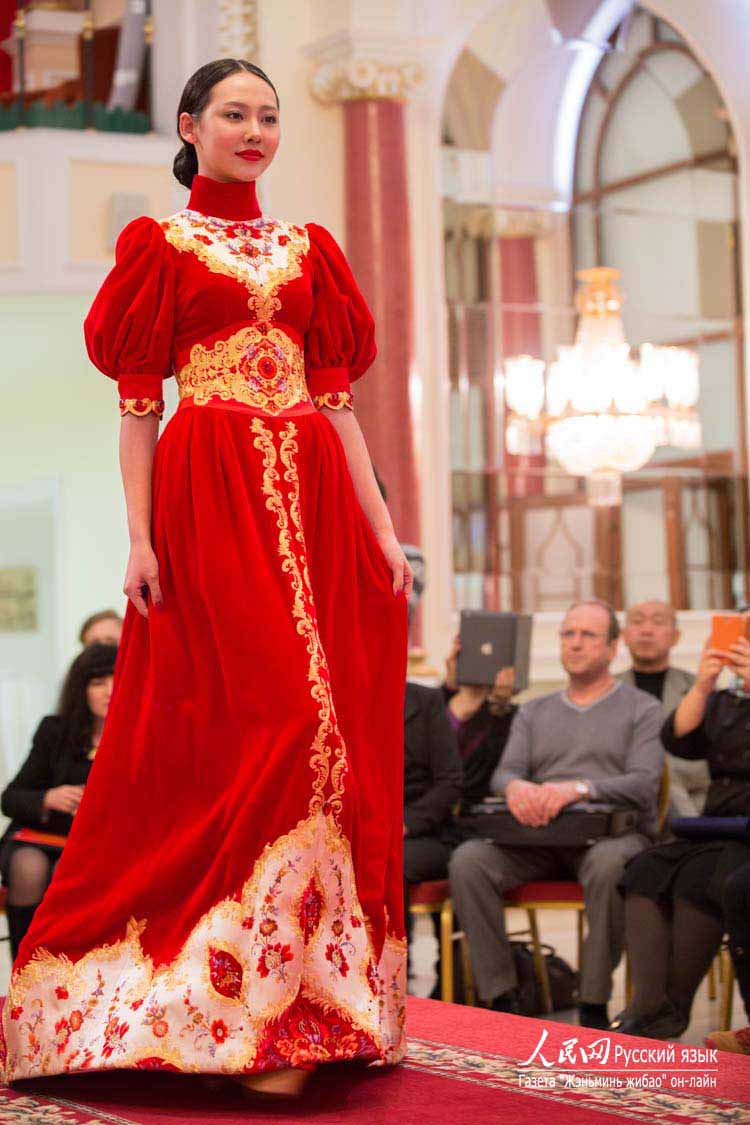 Российские дизайнеры поражены китайским шелковым искусством (13)