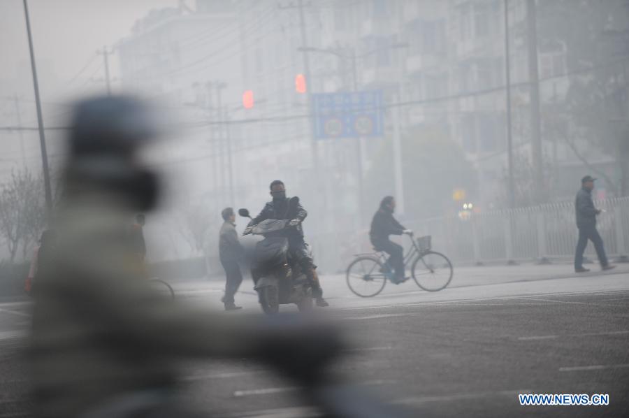 Смог и туман окутали Северный и Восточный Китай (5)