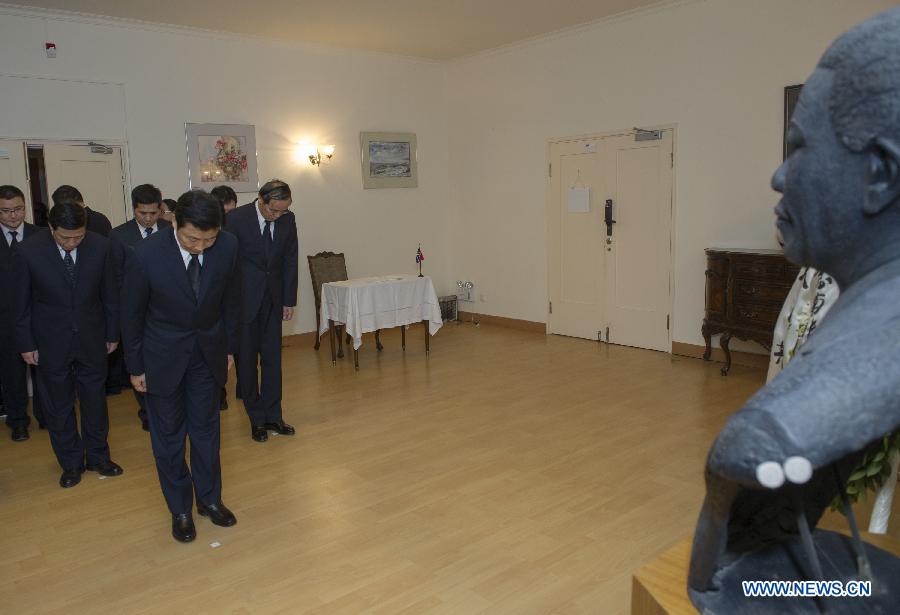 Ли Юаньчао почтил память Нельсона Манделы в посольстве ЮАР в Китае