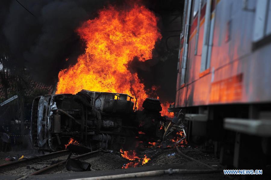 В результате столкновения поезда с цистерной в Индонезии погибло 6 человек