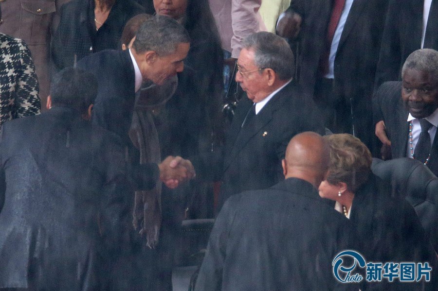 Барак Обама пожал руку лидеру Кубы Раулю Кастро Русу во время панихиды по бывшему президенту ЮАР Нельсону Манделе 