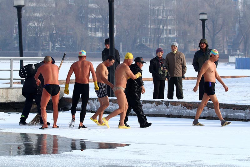 В Чанчуне пожилой мужчина упал в прорубь (8)