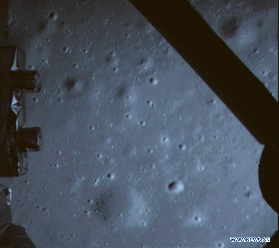Космический аппарат "Чанъэ-3" успешно выполнил посадку на Луну (5)