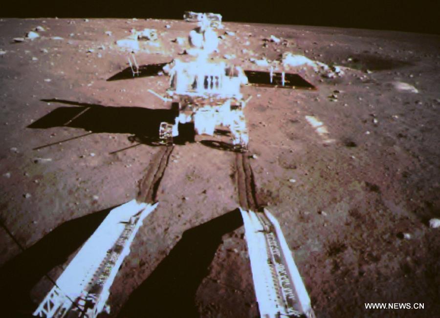 Первый китайский луноход отстыковался от аппарата "Чанъэ-3" и успешно достиг поверхности Луны (5)