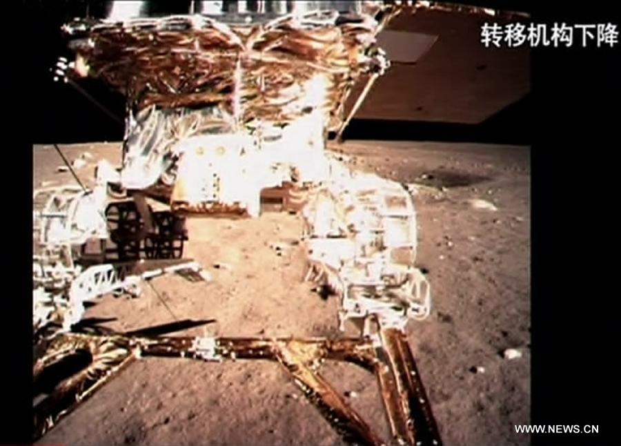 Первый китайский луноход отстыковался от аппарата "Чанъэ-3" и успешно достиг поверхности Луны (4)