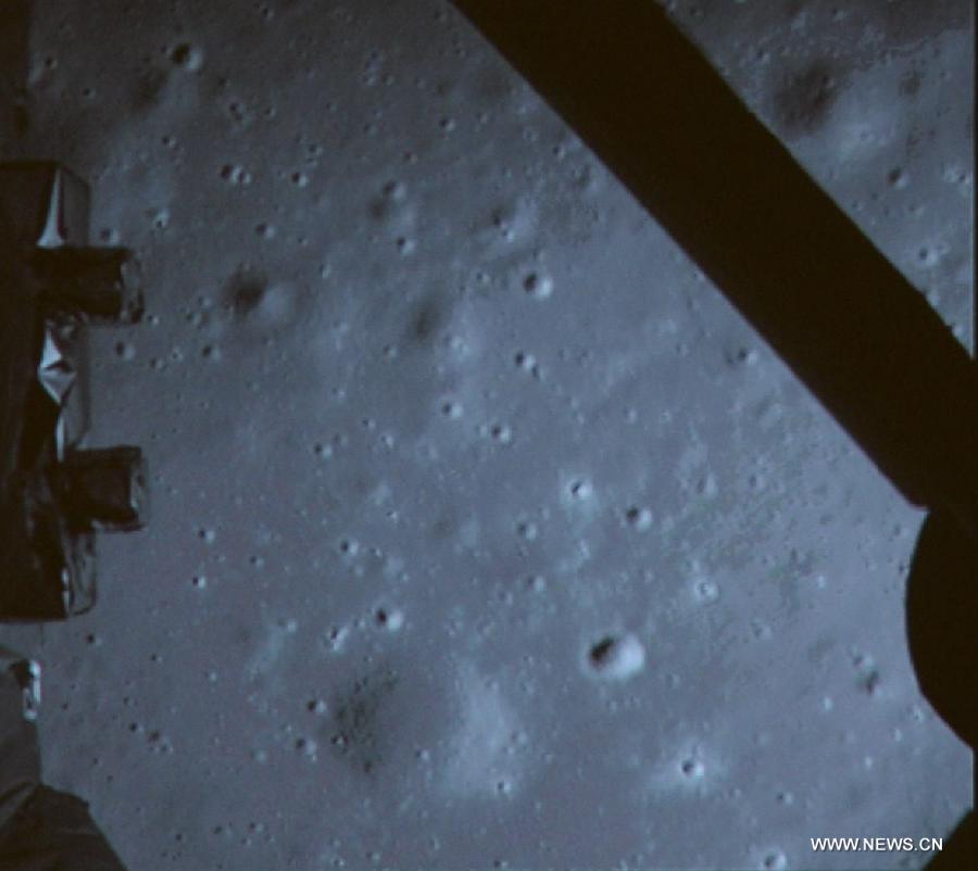 Первый китайский луноход отстыковался от аппарата "Чанъэ-3" и успешно достиг поверхности Луны