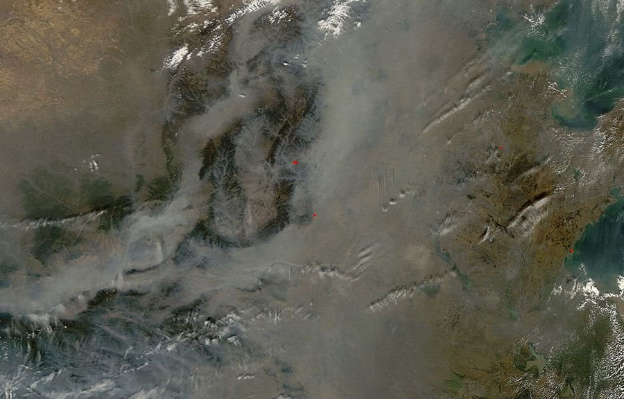 Толстый слой смога над Китаем был запечатлен из космоса