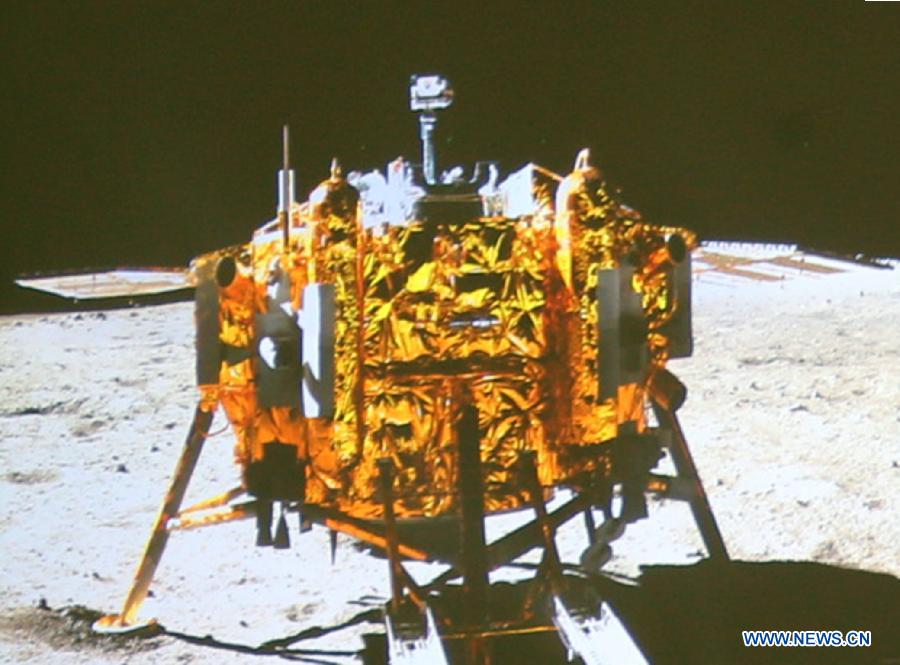 Китайский луноход и спускаемый модуль произвели перекрестное фотографирование друг друга (3)