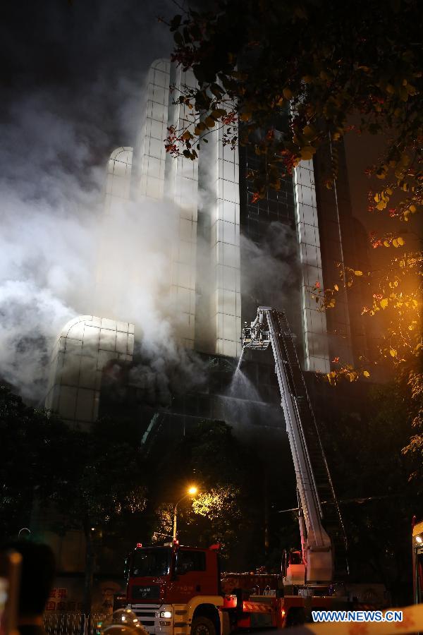 В Гуанчжоу горит высотное здание (6)