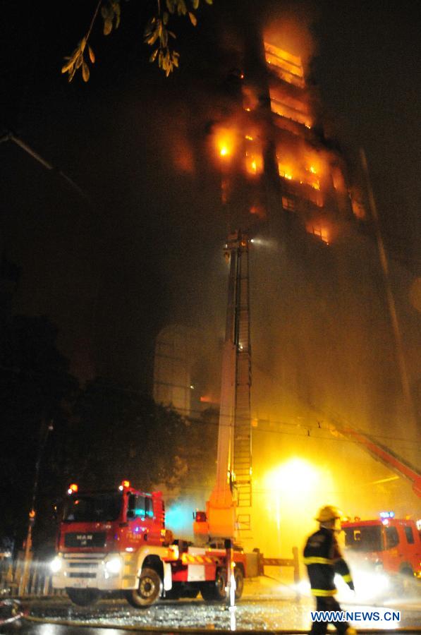 В Гуанчжоу горит высотное здание (4)