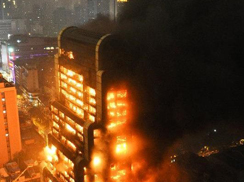 В Гуанчжоу горит высотное здание
